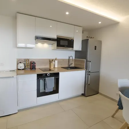 Superb Renovated T2 200m Sea View Terrace Apartment *